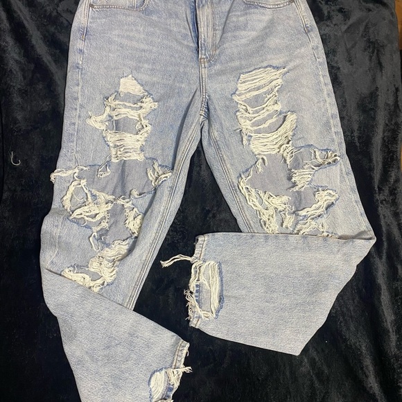 American Eagle Outfitters Blue Mom Jeans Light Wash - Picture 4 of 16